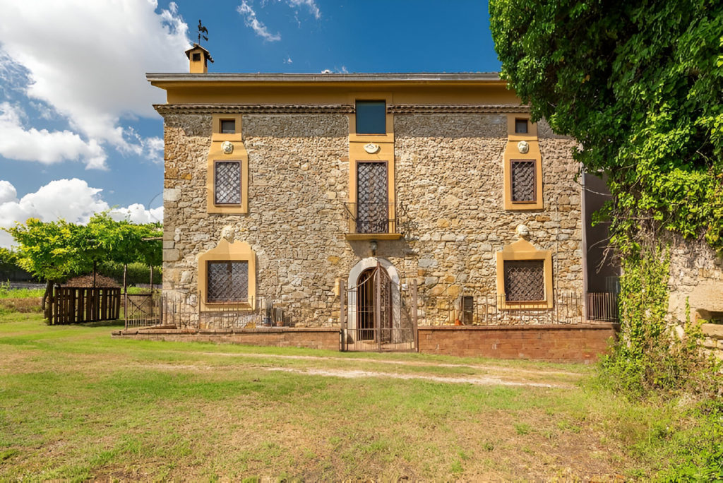 Elegant villa for sale in Arce, Lazio