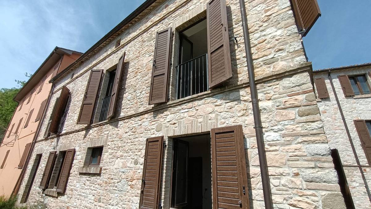 Casa indipendente in vendita 8 Stanze da letto a San Severino Marche
