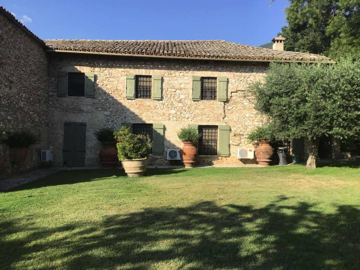 Casa indipendente in vendita 6 Stanze da letto a Spoleto