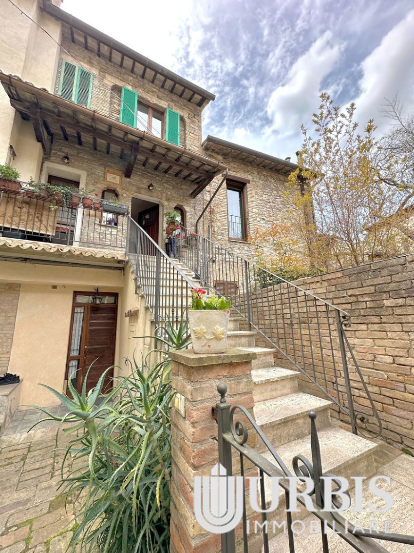 Casa indipendente in vendita 5 Stanze da letto a Assisi