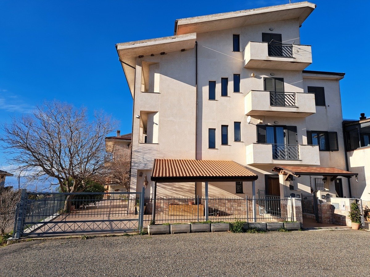 Casa semi indipendente in vendita 4 Stanze da letto a San Giorgio Albanese