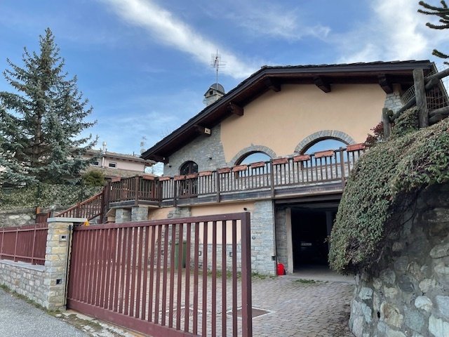Villa in vendita 6 Stanze da letto a Aosta