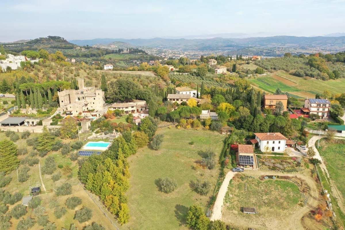 Casa indipendente in vendita 6 Stanze da letto a Perugia