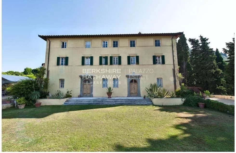 Villa in vendita 8 Stanze da letto a Pietrasanta