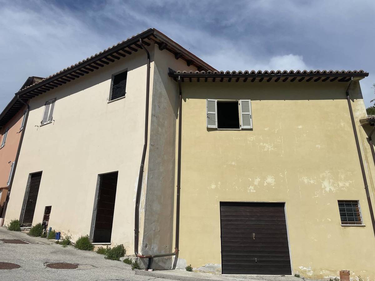 Casa semi indipendente in vendita a Foligno