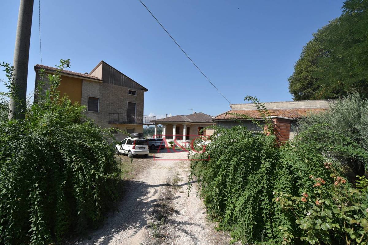 Villa in vendita 9 Stanze da letto a Montegiorgio