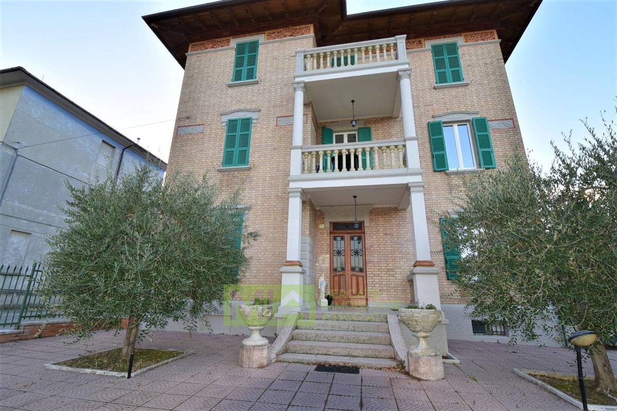 Villa in vendita 4 Stanze da letto a Santa Vittoria In Matenano