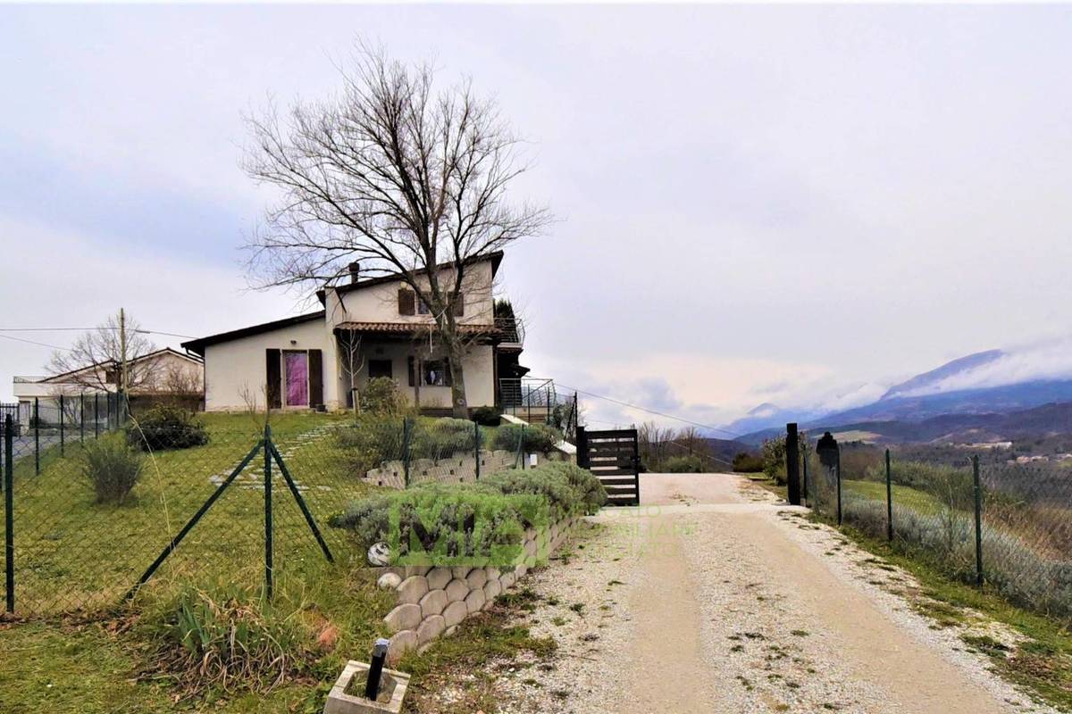 Villa in vendita 4 Stanze da letto a Sarnano