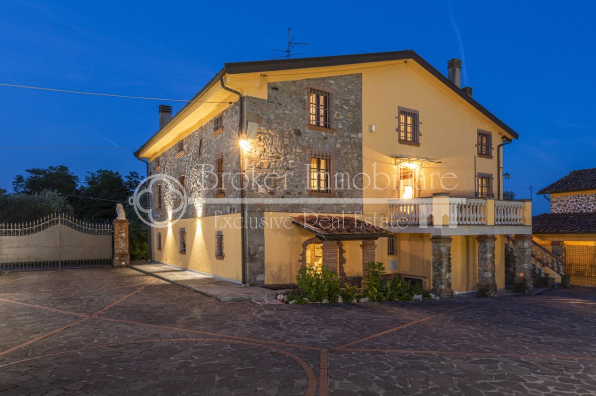 Villa in vendita 8 Stanze da letto a Capannori