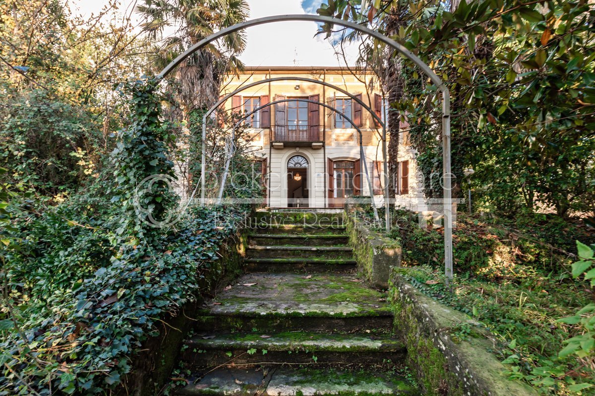 Villa in vendita 8 Stanze da letto a Camaiore