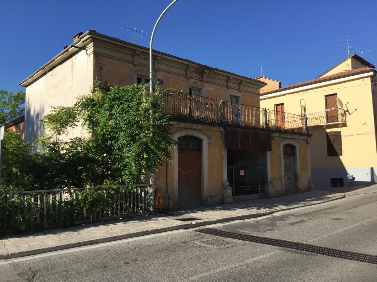 Casa in vendita 8 Stanze da letto a Sulmona