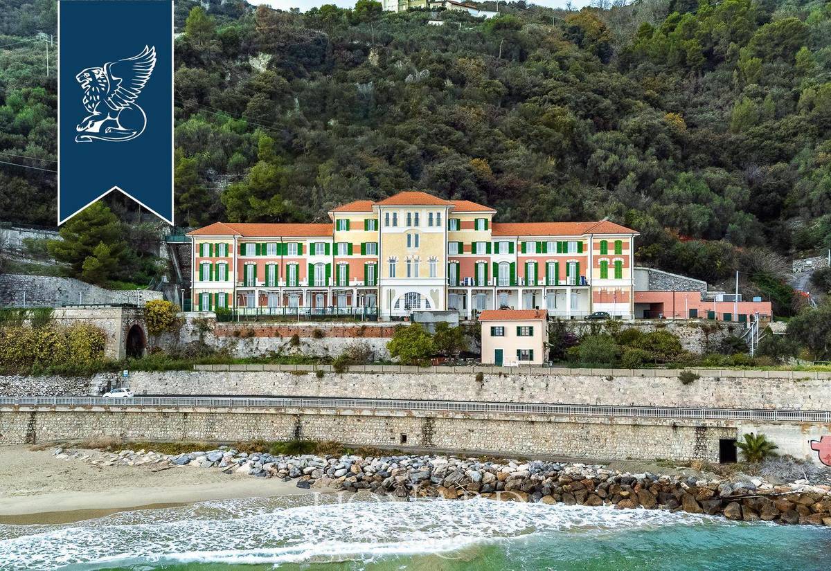 Villa in vendita 43 Stanze da letto a Finale Ligure