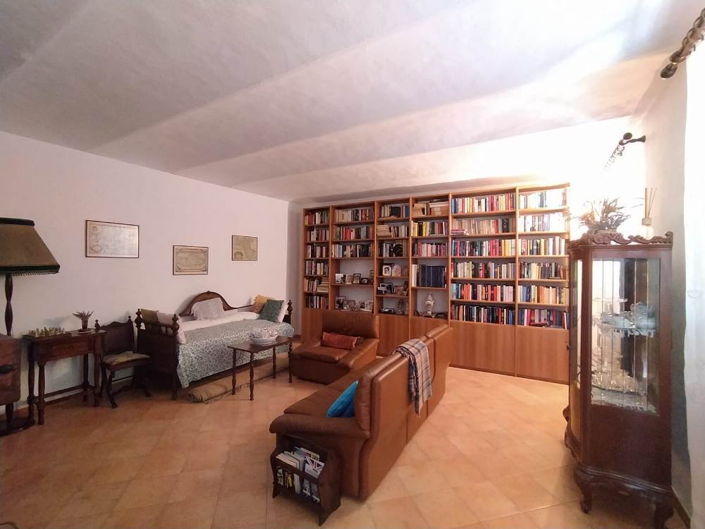Casa indipendente in vendita 6 Stanze da letto a Serralunga Di Crea