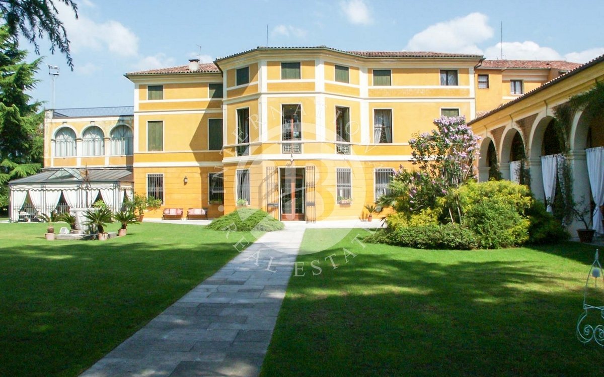 Villa in vendita 5 Stanze da letto a Bassano Del Grappa