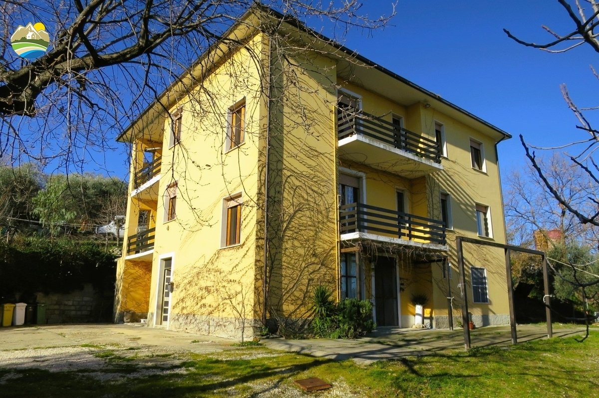 Casa di campagna in vendita 7 Stanze da letto a Castiglione Messer Raimondo