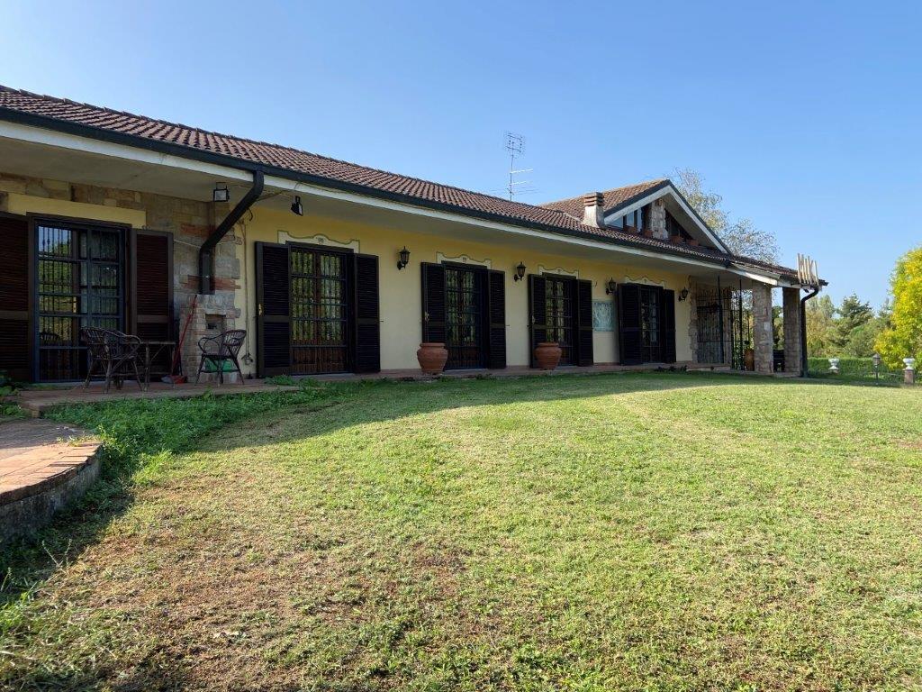 Villa in vendita 7 Stanze da letto a Castelnuovo Belbo