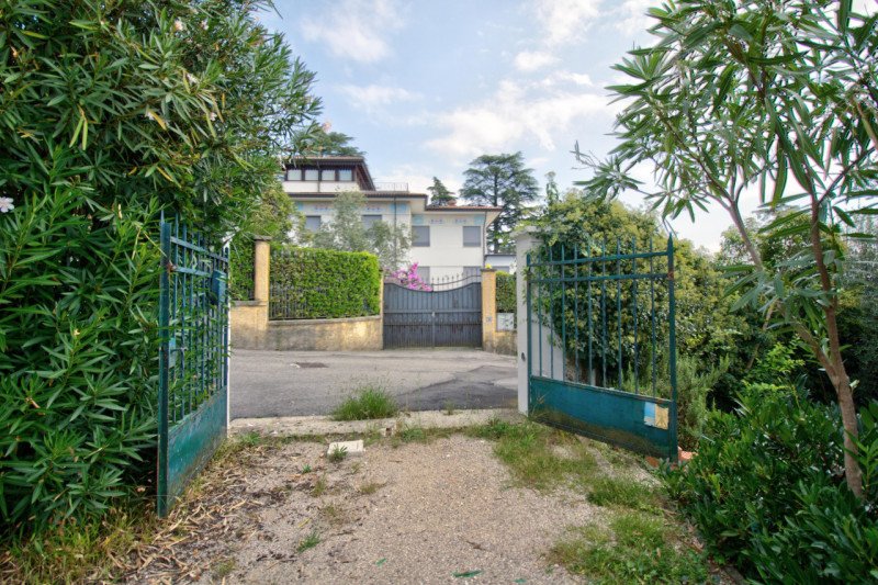 Villa in vendita 4 Stanze da letto a Gardone Riviera