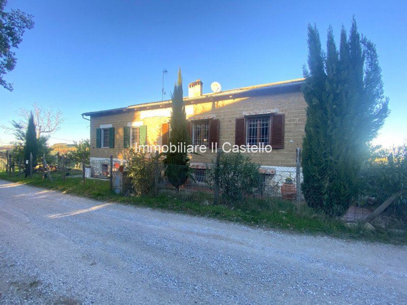 Casa in vendita 6 Stanze da letto a Castiglione Del Lago