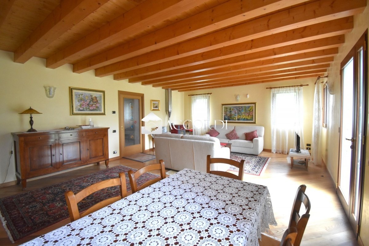 Casa indipendente in vendita 5 Stanze da letto a San Pietro Di Feletto