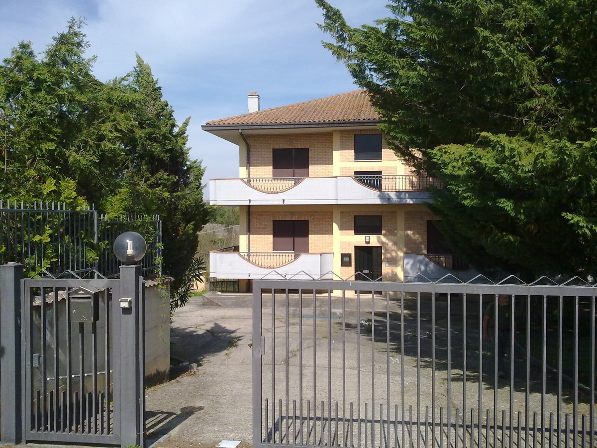 Casa indipendente in vendita 6 Stanze da letto a Castel Castagna