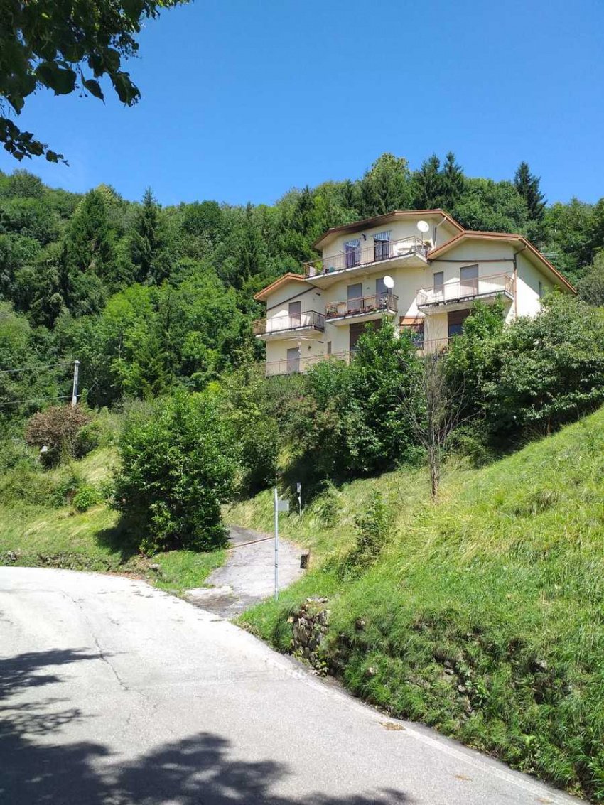 Casa indipendente in vendita 10 Stanze da letto a Val Brembilla